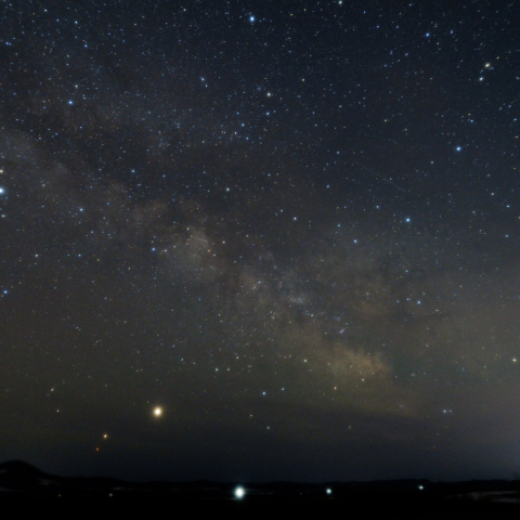 昇る夏の天の川と三惑星
