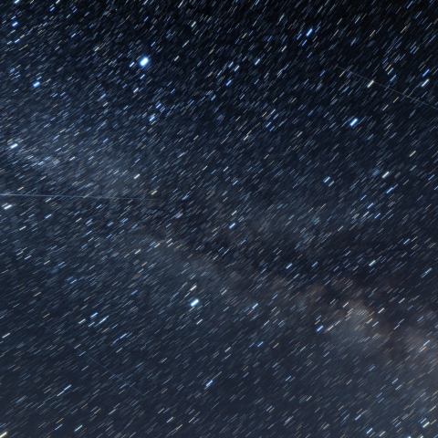 夏の天の川と人工衛星