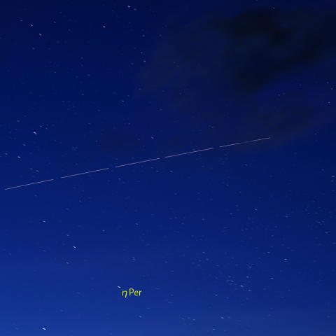 薄明の空を駆けるISS