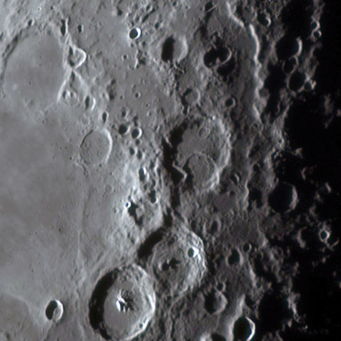 神酒の海東部の三連クレーター