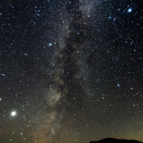 西に傾いた天の川