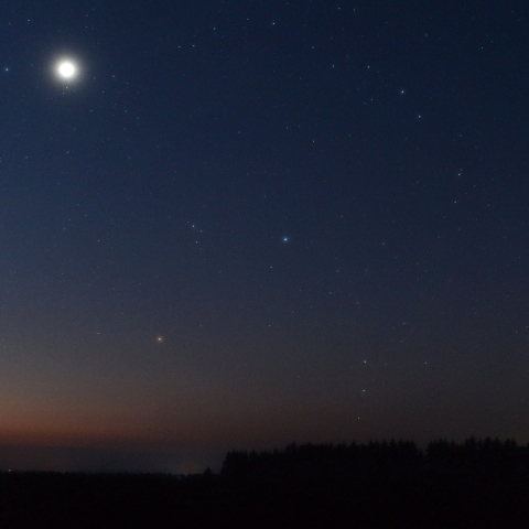 昇るオリオンと金星