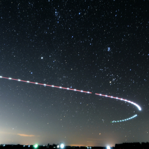 昇る冬の星座と航跡