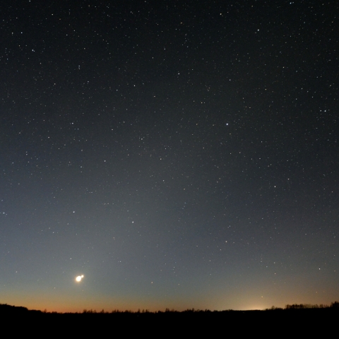 東天の黄道光と月・金星