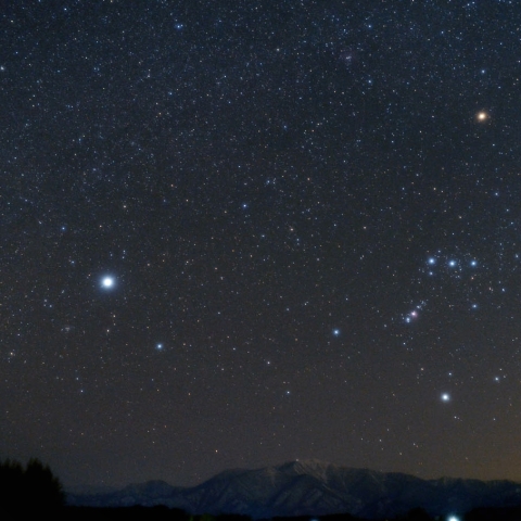 日高山脈にかかるオリオンとおおいぬ