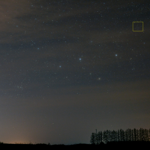 下方経過するカシオペヤ座と新星