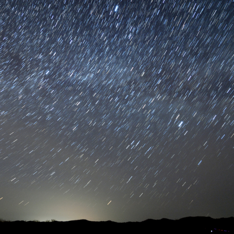 昇る天の川と流星