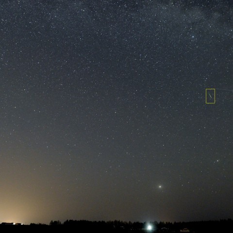 わし座をかすめる流星