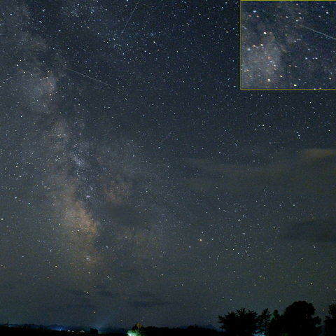 天の川をかすめる流星