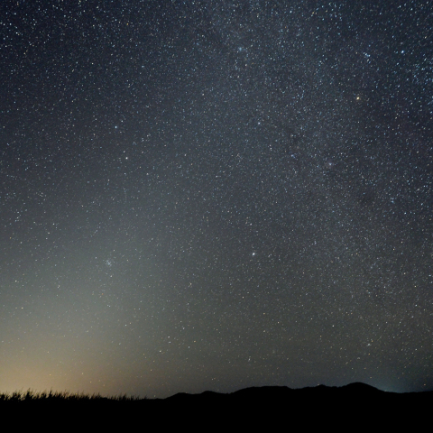昇る冬の星座と黄道光