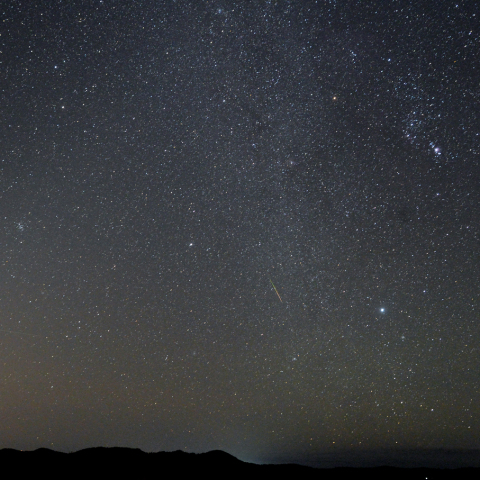 昇る冬の星座と流星