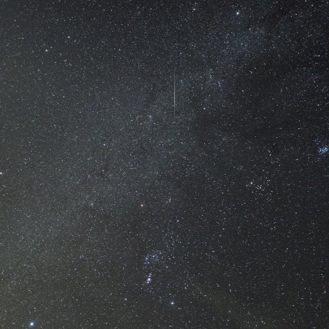 冬のダイヤモンドに飛び込む流星
