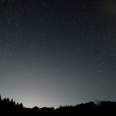 北斗をかすめる流星