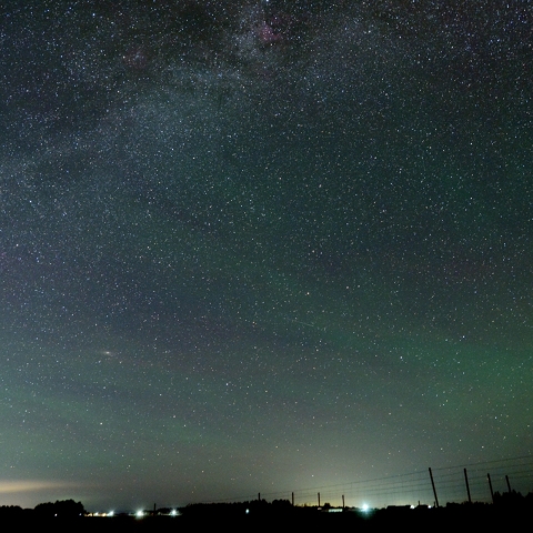  昇る秋の星座と大気光