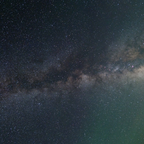 夏の天の川と大気光