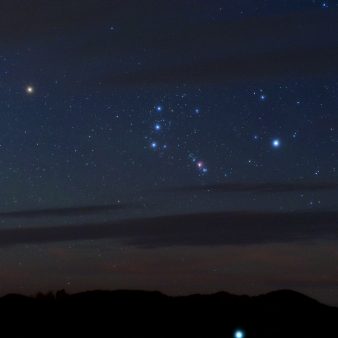 雲間から昇るオリオン
