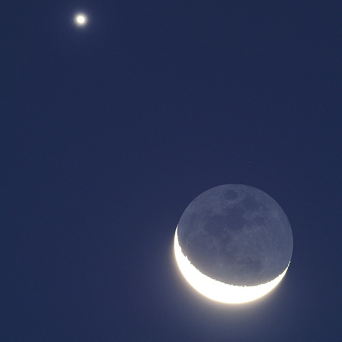 薄明の中の月と金星