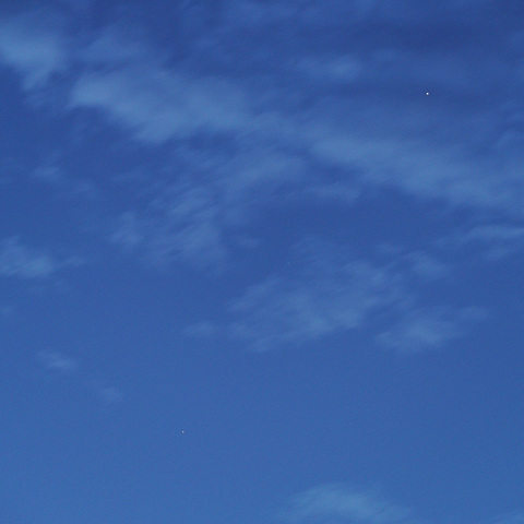 薄明の中、薄雲越しの3惑星とレグルス