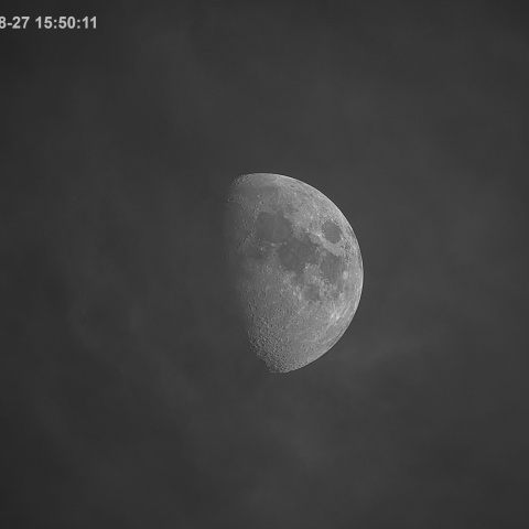 雲に浮かぶ昼間の月（月齢8.2）