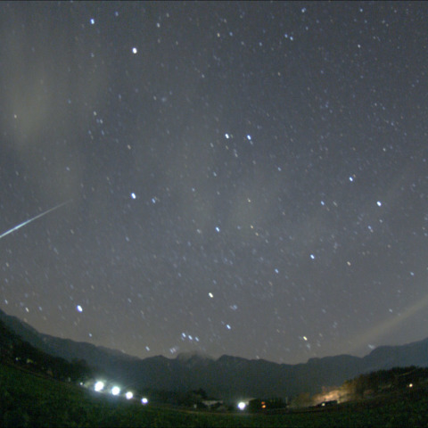 甲斐駒ケ岳に降るふたご座流星群