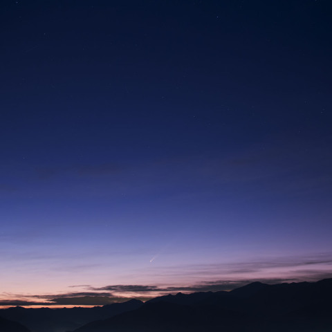 紫金山アトラス彗星と月齢28の月 10/1