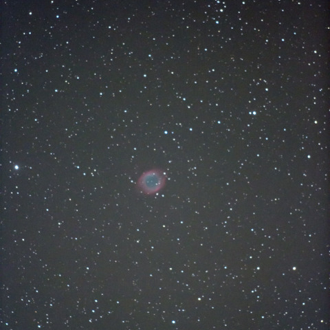らせん星雲と人工衛星？
