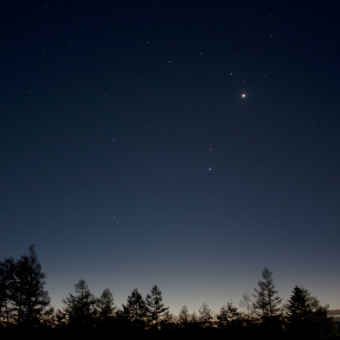 夜明けの火水木金星としし座