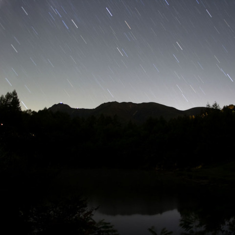 美鈴池からの八ヶ岳と星々