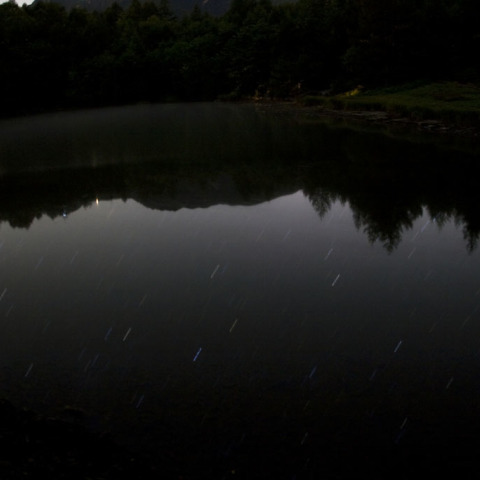 美鈴池に映った稜線と星々