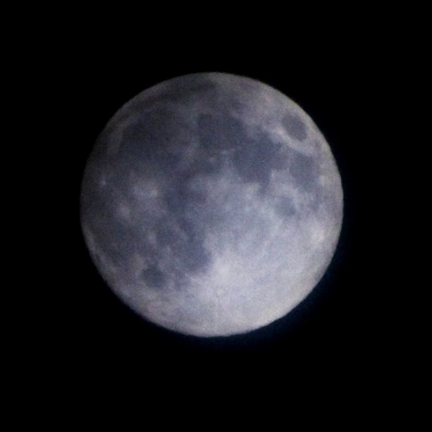 薄曇りの中秋の名月