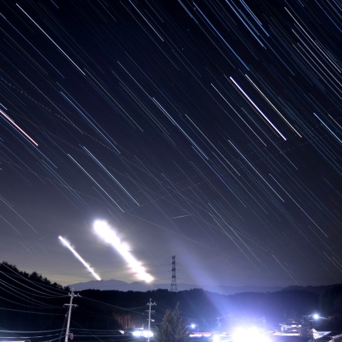 月と金星の光跡と星空