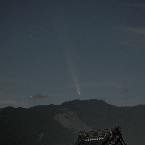 鈴鹿山脈の上で尾を引くC2023A3 紫金山･アトラス彗星