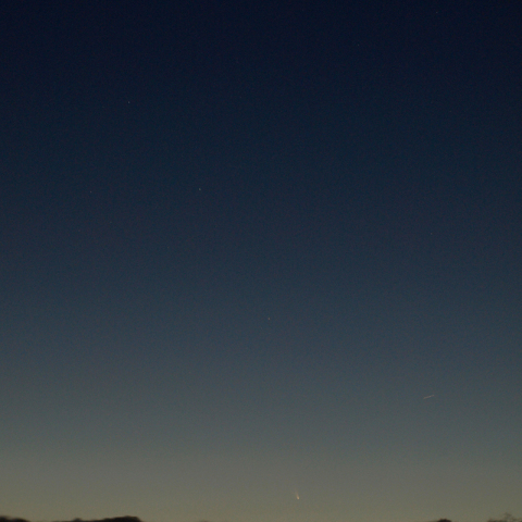 月齢2.6の月とパンスターズ彗星