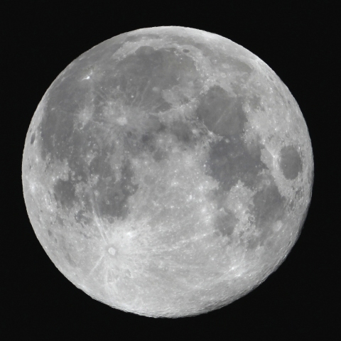 台風通過の中　手持ちで中秋の名月