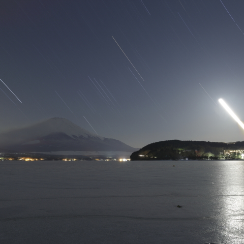 沈むオリオンと月