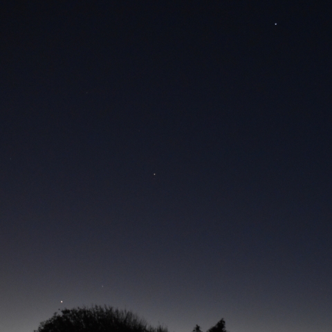 一色線に並んだ水星、火星、スピカ