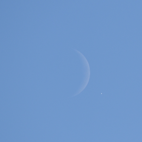 白昼の三日月と金星