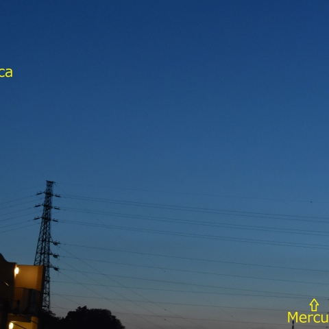 秋の夕空のスピカと水星