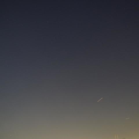 ヘリコプター2機と宵の星空