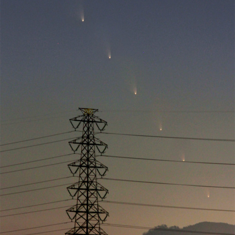 夕暮れの中、沈んで行くパンスターズ彗星