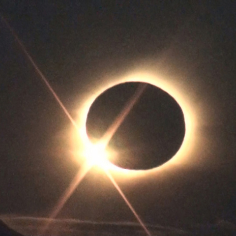 パタゴニア日食の金色コロナと第3接触