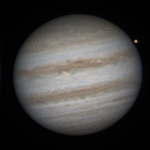 半月のイオと木星