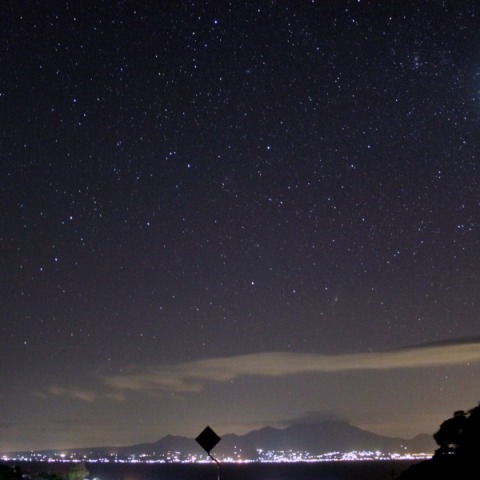 雲仙普賢岳に流れる火球