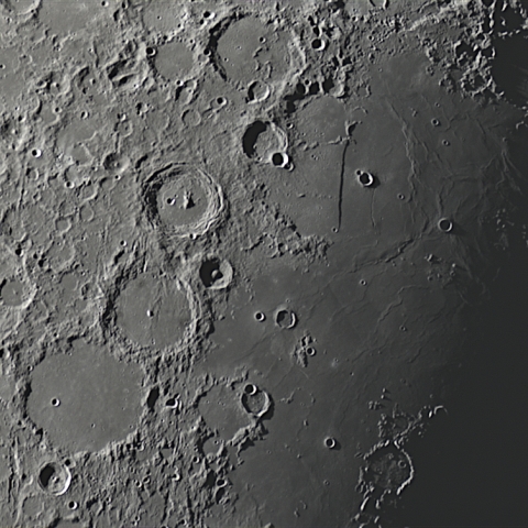 直線壁と中央クレータ