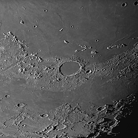 プラトー・アルプス谷（月齢9.7）