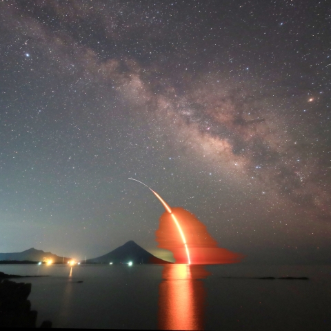 開聞岳とロケットの軌跡