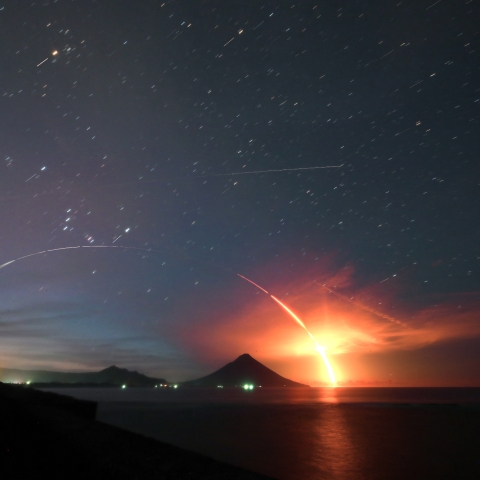 H3ロケットの軌跡と星空