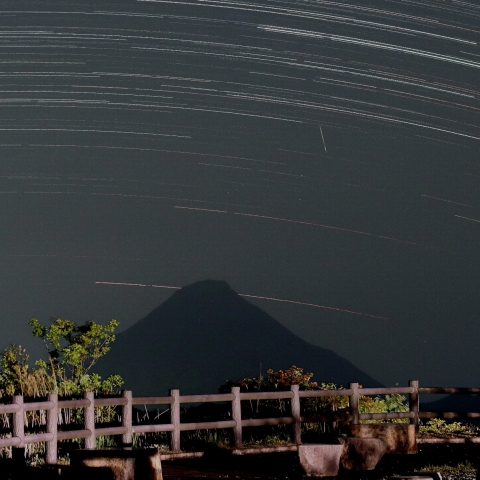 開聞岳をつらぬく南十字γ星