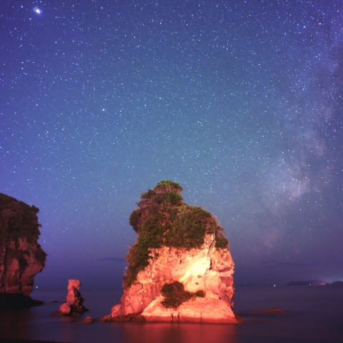 薩摩川内市西方の人形岩と天の川