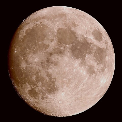 オレンジ色の十三夜月